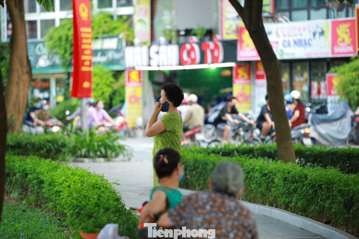 Vườn hoa, công viên xung quanh hồ Tây là một trong những điểm người dân đổ ra luyện tập, nghỉ ngơi đông đúc.