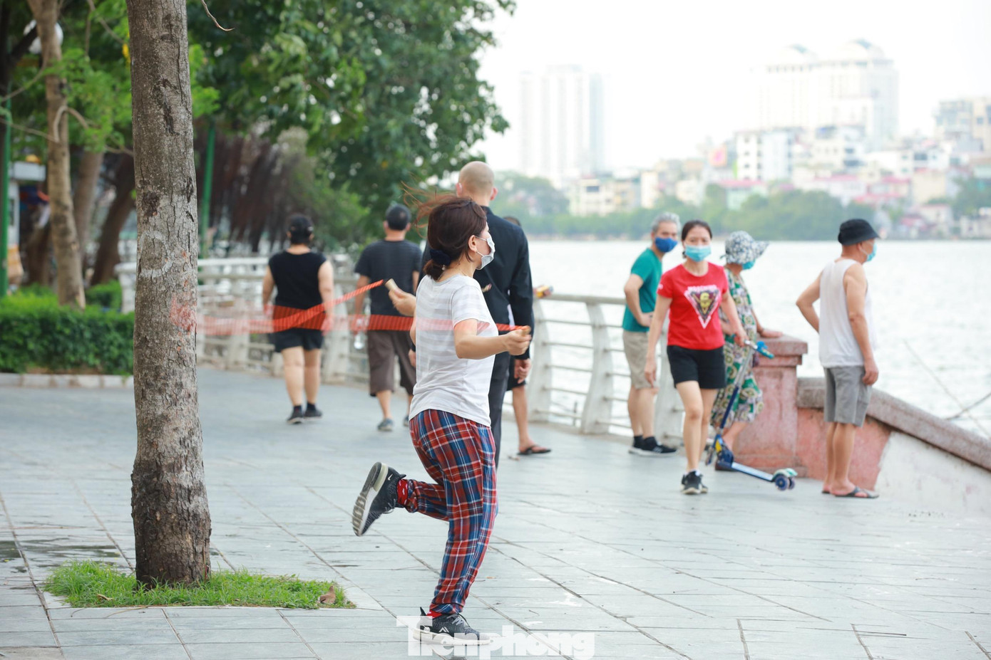 Cứ vắng bóng lực lượng chức năng là người dân lại tập trung chỗ đó tập thể dục