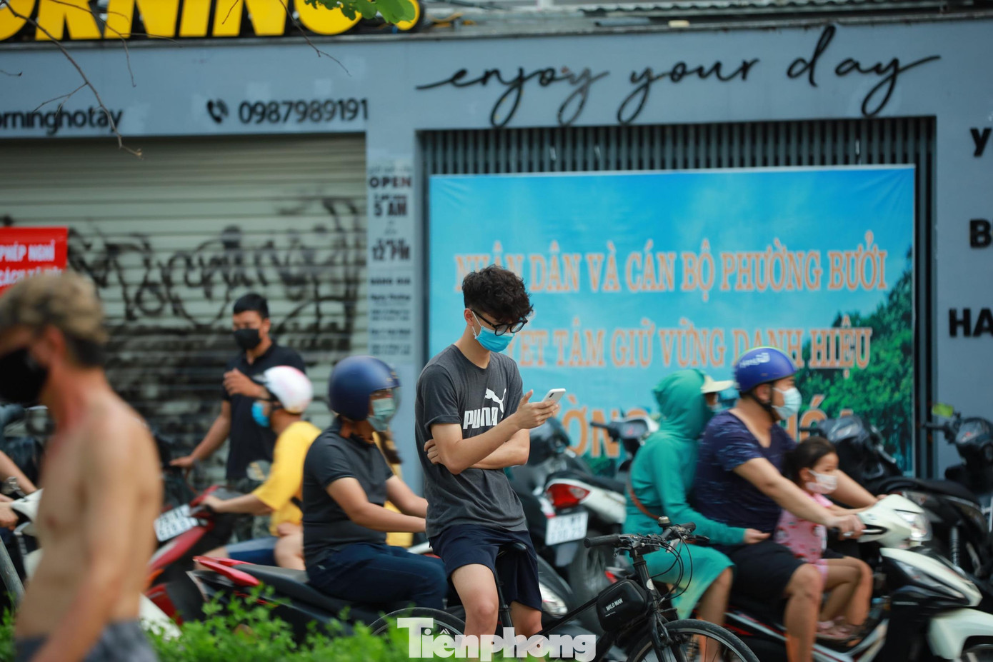 Diễn biến dịch COVID-19 vẫn đang diễn biến phức tạp trong cộng đồng. Tuy nhiên khu vực xung quanh hồ Tây vẫn đông đúc người tụ tập, tập thể dục những ngày qua ngay khi lực lượng chức năng rời đi.