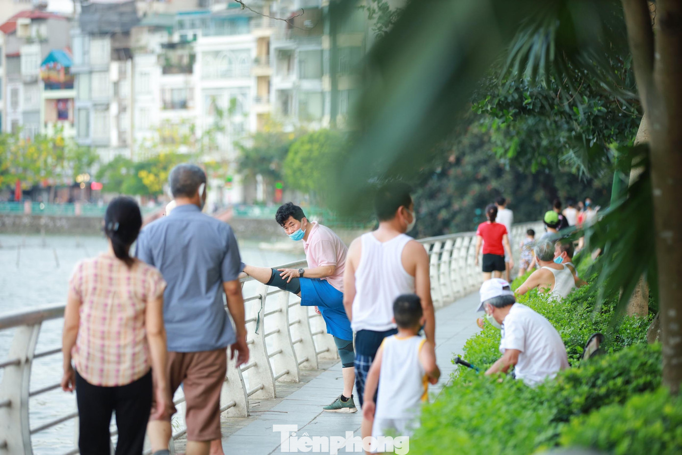 Cảnh tụ tập đông người, tập thể dục nơi công cộng.