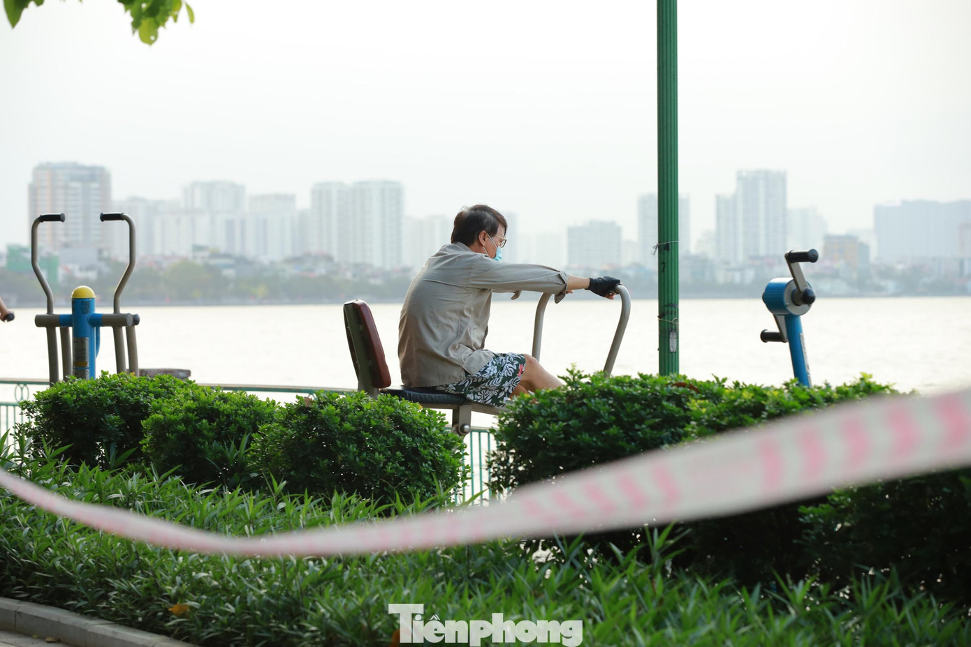 Dù đã có biển cấm nhưng thậm chí nhiều người dân vẫn bất chấp vượt rào vào công viên ven hồ để tập thể dục.