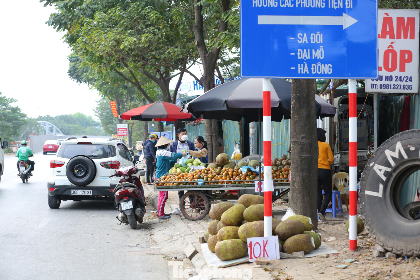 Nhiều ngày qua chờ thông quan quá lâu, nhiều xe container chở nông sản từ các tỉnh Đồng bằng Sông Cửu Long ra Lạng Sơn đã sắp hết thời hạn bảo quản, phải quay ngược để tiêu thụ, xả hàng.