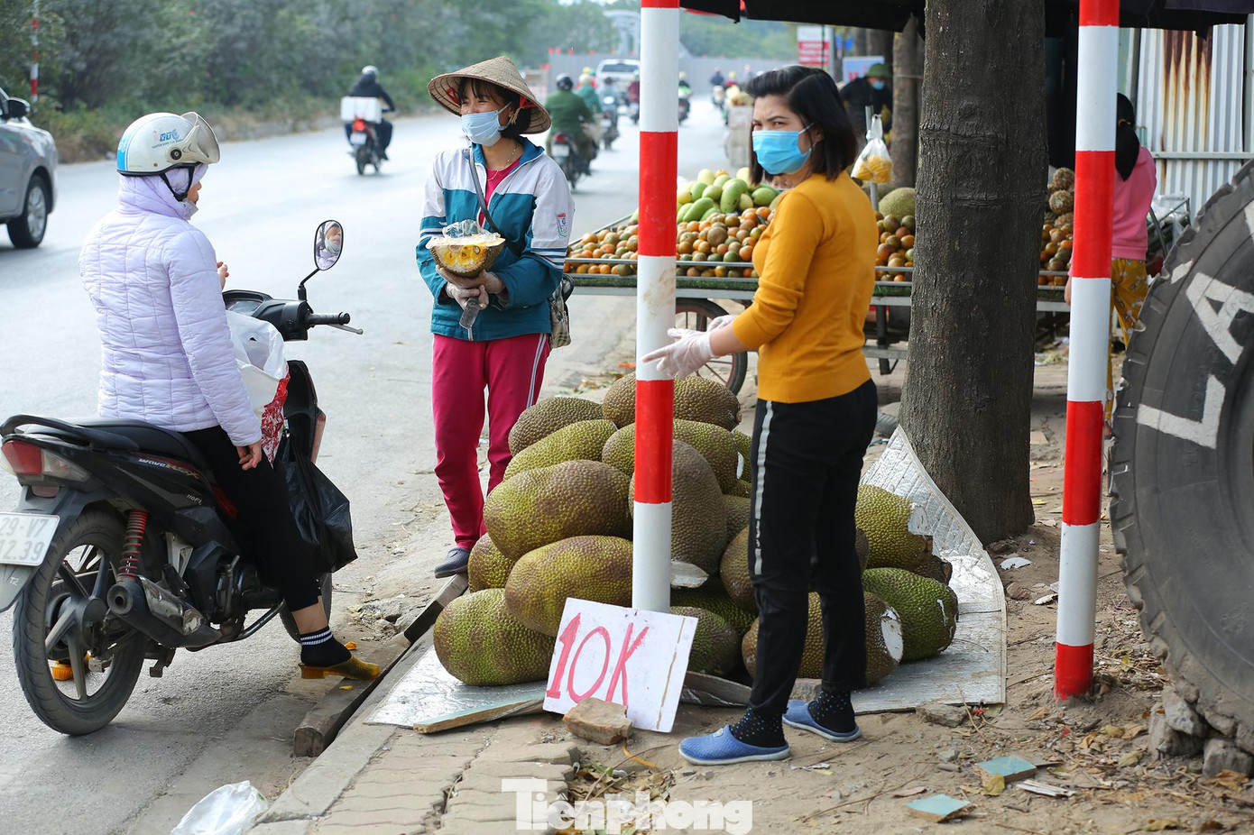 Người dân Hà Nội chung tay "giải cứu" mít bị ùn ứ do chưa được thông quan trên cửa khẩu Lạng Sơn.