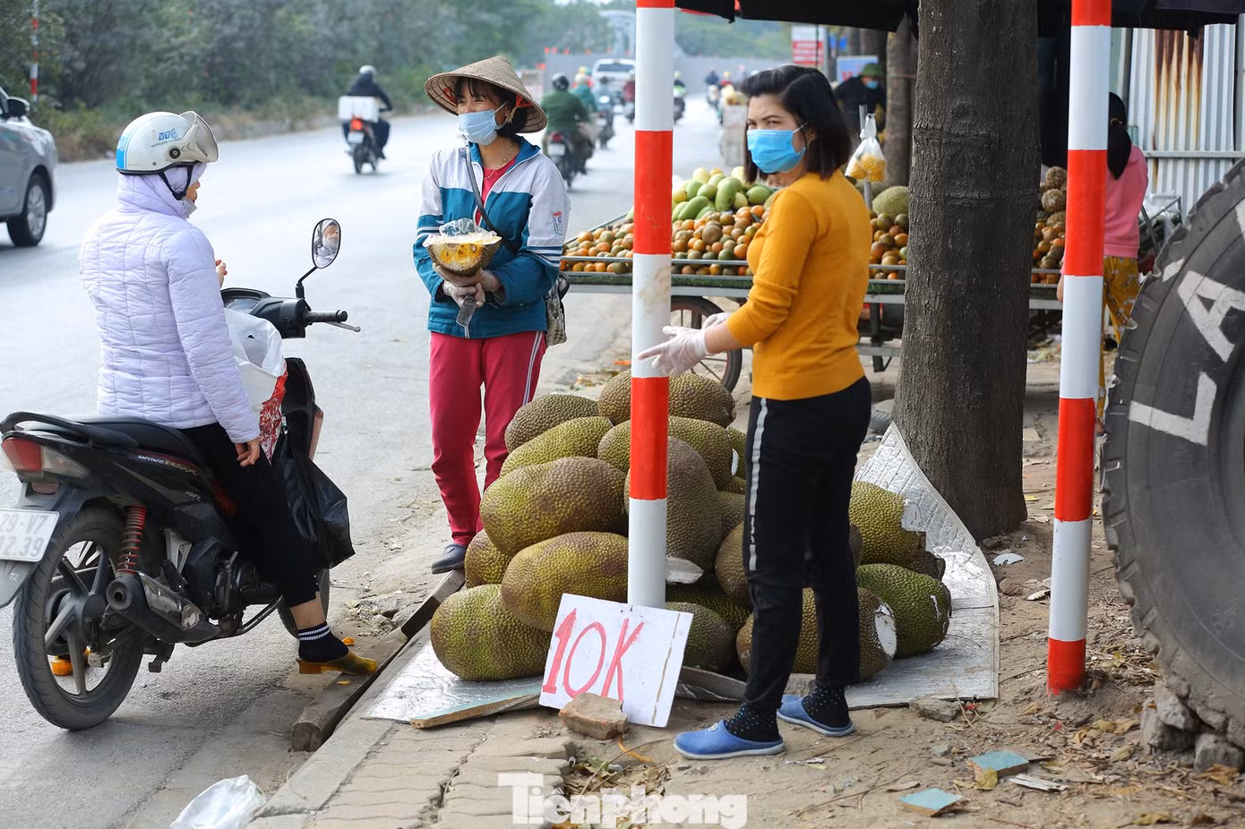 Người dân Hà Nội chung tay "giải cứu" mít bị ùn ứ do chưa được thông quan trên cửa khẩu Lạng Sơn.