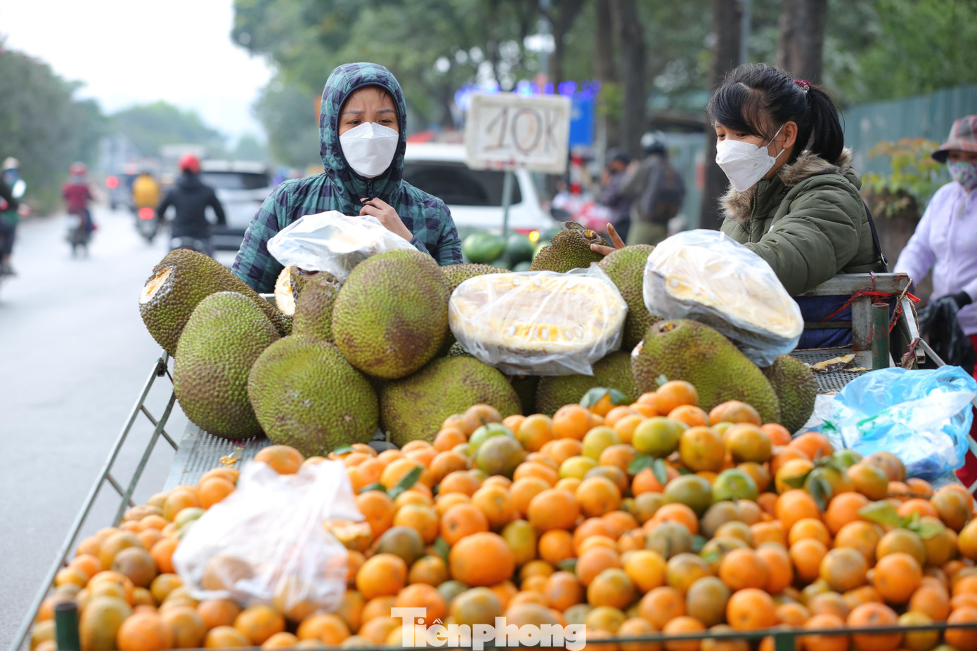 Các mặt hàng nông sản chủ yếu như mít, thanh long... được chào bán với giá rất rẻ.