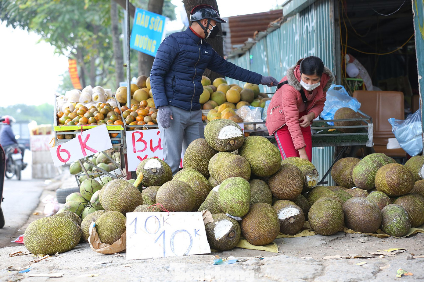 Anh Tuấn nhà ở Cầu Giấy chia sẻ: " Nghe được tin nhiều xe container chở nông sản từ miền Tây ra ùn ứ ở cửa khẩu Lạng Sơn đã phải quay đầu xả hàng, các mặt hàng đã có mặt ở Thủ đô nên tôi tranh thủ ra mua giải cứu".