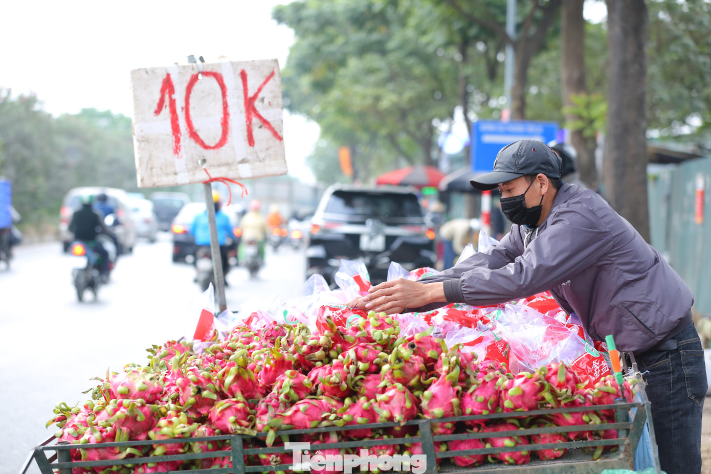 Trên nhiều tuyến phố ở Thủ đô như đường gom Đại lộ Thăng Long, Trần Thái Tông, Nguyễn Xiển... đã xuất hiện những xe bán hoa quả giá rẻ, người dân Hà Nội đang chung tay rủ nhau giải cứu.