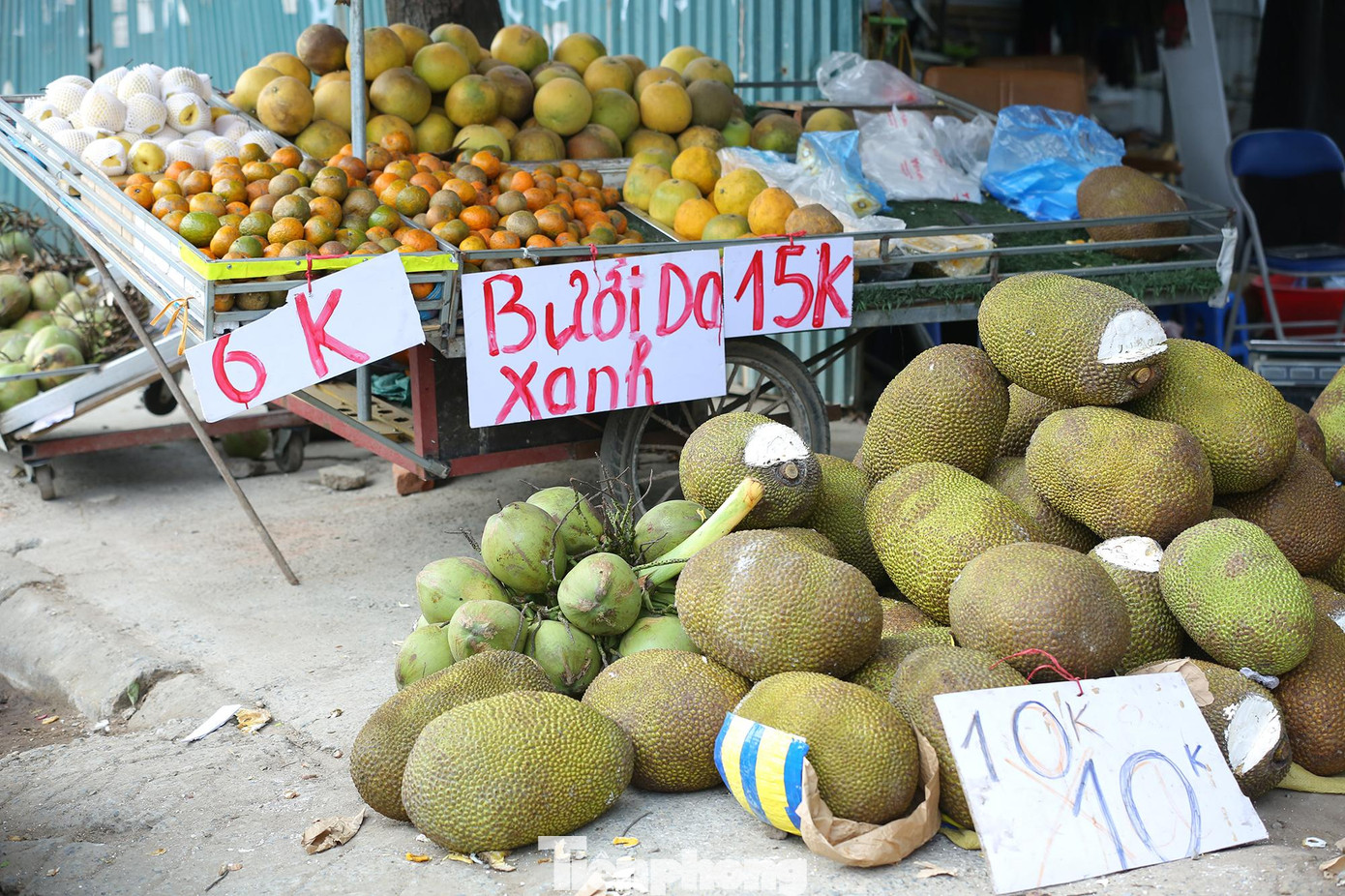 Theo các lái xe, phụ xe chở mít từ tỉnh Tiền Giang ra cửa khẩu Hữu Nghị (Lạng Sơn), mấy ngày gần đây, nhiều xe đã phải quay đầu để xả hàng. Nhiều xe container chở thanh long vì chờ đợi quá lâu bị hư hỏng đã phải đem đổ bỏ.