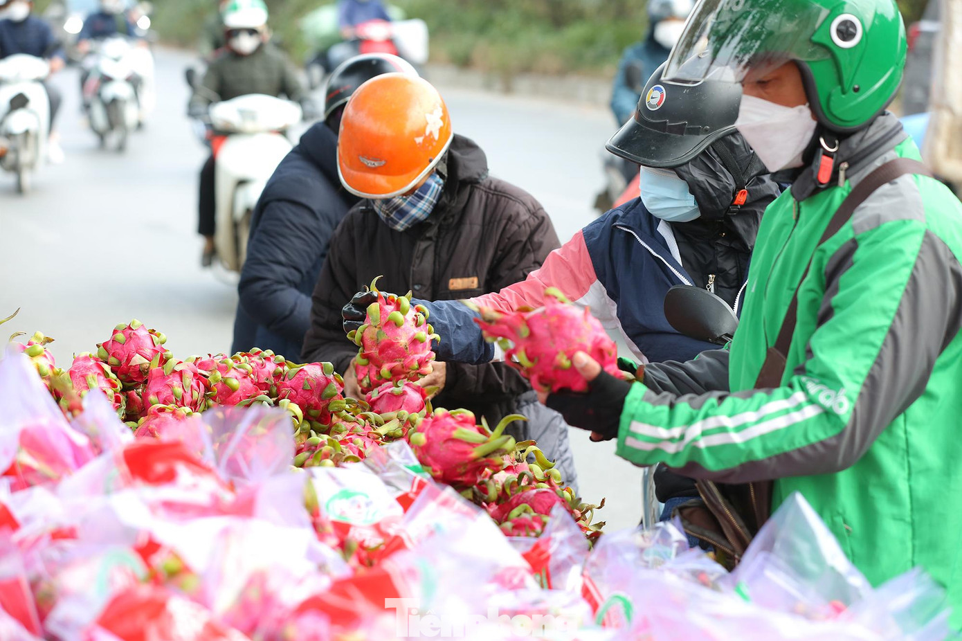 Người dân đi đường rất ngạc nhiên khi thấy những xe thanh long được đóng túi, hộp có dán tem truy xuất nguồn gốc rõ ràng.
