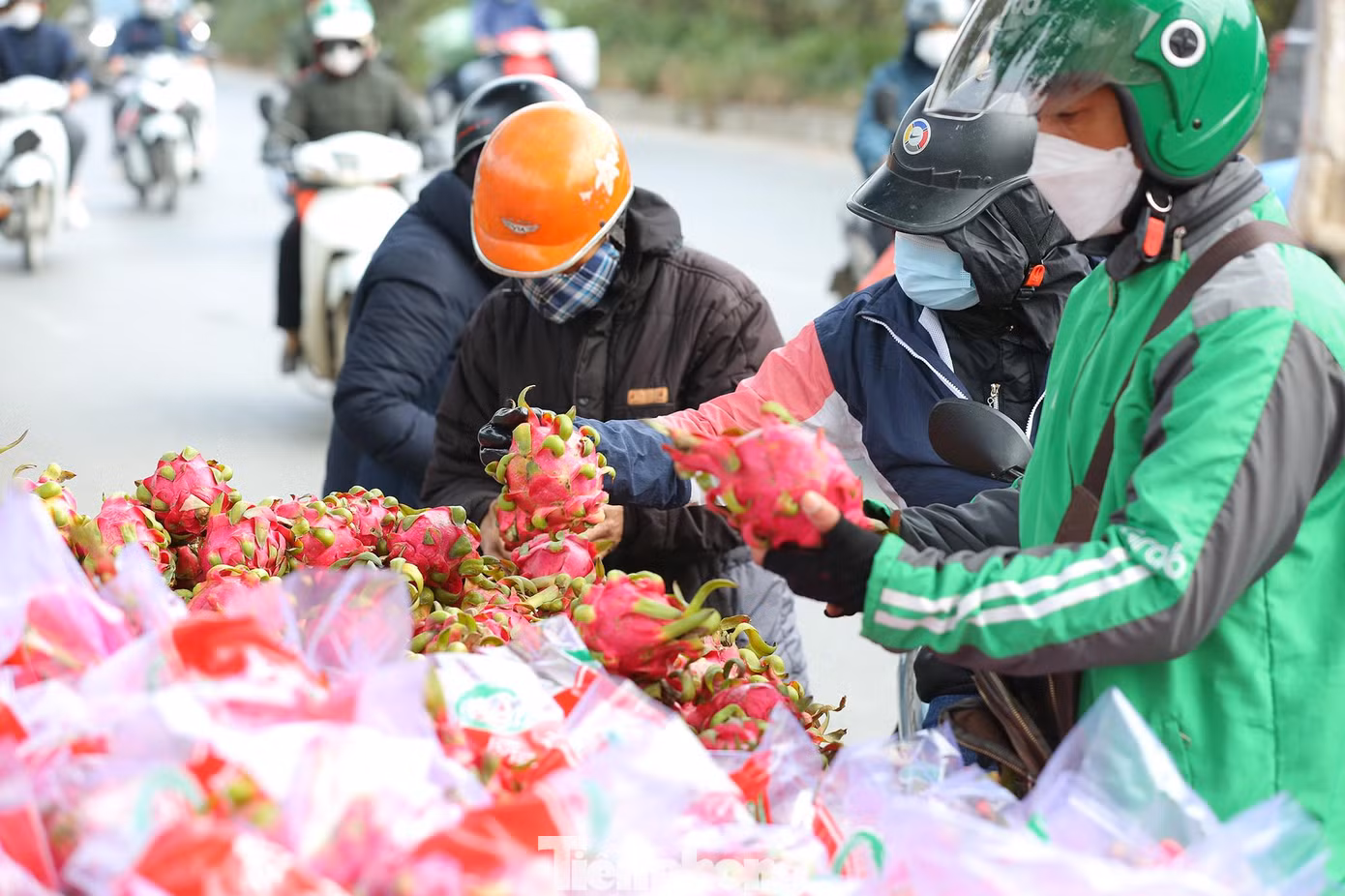 Người dân đi đường rất ngạc nhiên khi thấy những xe thanh long được đóng túi, hộp có dán tem truy xuất nguồn gốc rõ ràng.