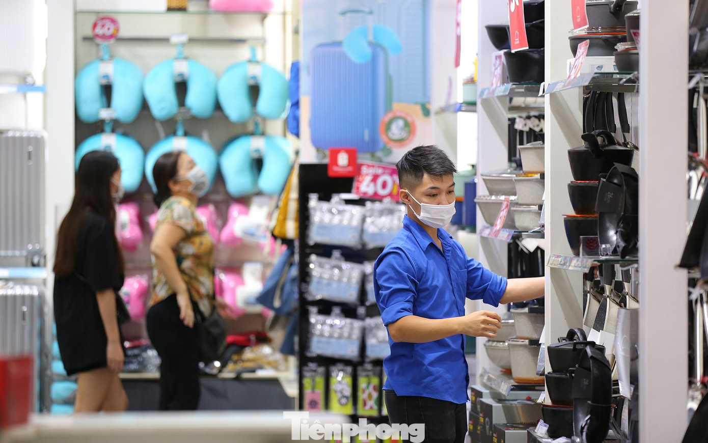 "Được mở cửa trở lại phục vụ khách hàng sau hơn 2 tháng giãn cách xã hội, tôi thấy rất vui, phấn khởi, toàn bộ các nhân viên rất háo hức đi làm", anh Thắng - quản lý cửa hàng chia sẻ.