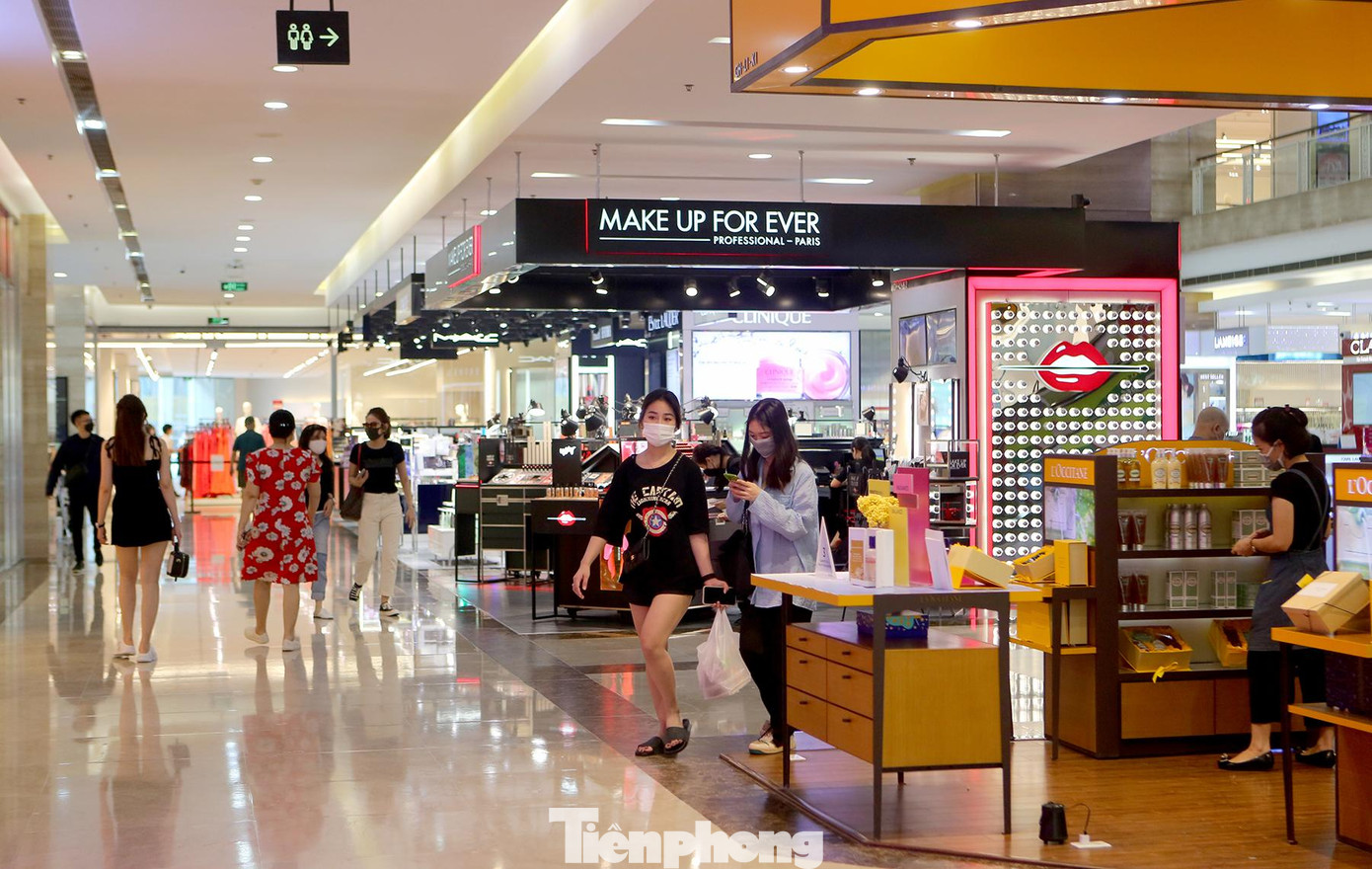 Theo ghi nhận trong sáng nay, lượng khách mua sắm không quá đông.