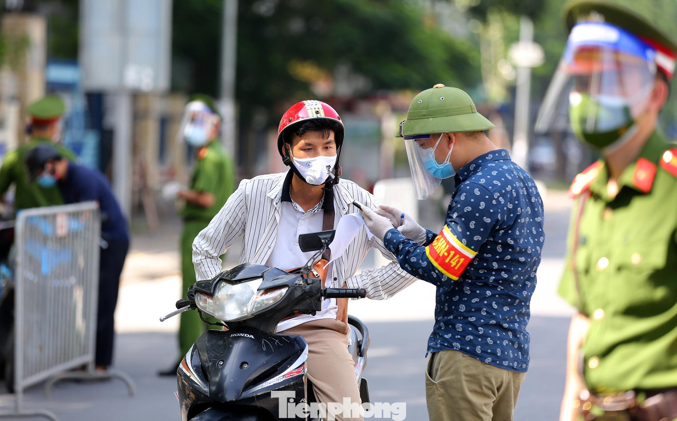 Trao đổi với phóng viên báo Tiền Phong, Đại úy Trần Ngọc Lực – Tổ trưởng tổ công tác số 3 (Y3) cho biết, trong quá trình kiểm tra, hầu hết người dân đều xuất trình giấy đi đường. Thế nhưng nhiều trường hợp giấy đi đường không hợp lệ.