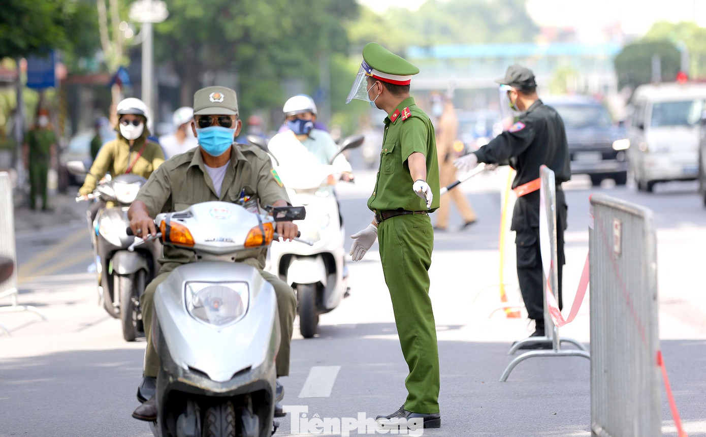 "Những trường hợp ra đường không có lý do chính đáng, giấy đi đường không hợp lệ, thậm chí là làm giả,… chúng tôi sẽ xử lý theo quy định”, Đại úy Trần Ngọc Lực chia sẻ cùng phóng viên.