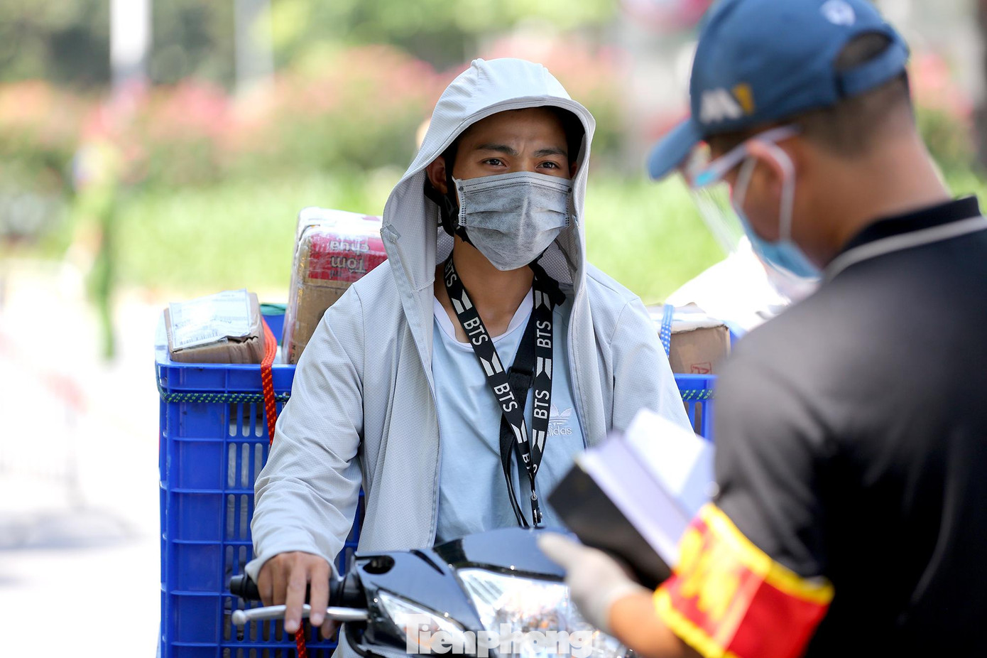 Nhiều trường hợp ra đường không có lý do chính đáng, giấy tờ không hợp lệ, phương tiện vi phạm… bị Tổ công tác số 3 xử lý.