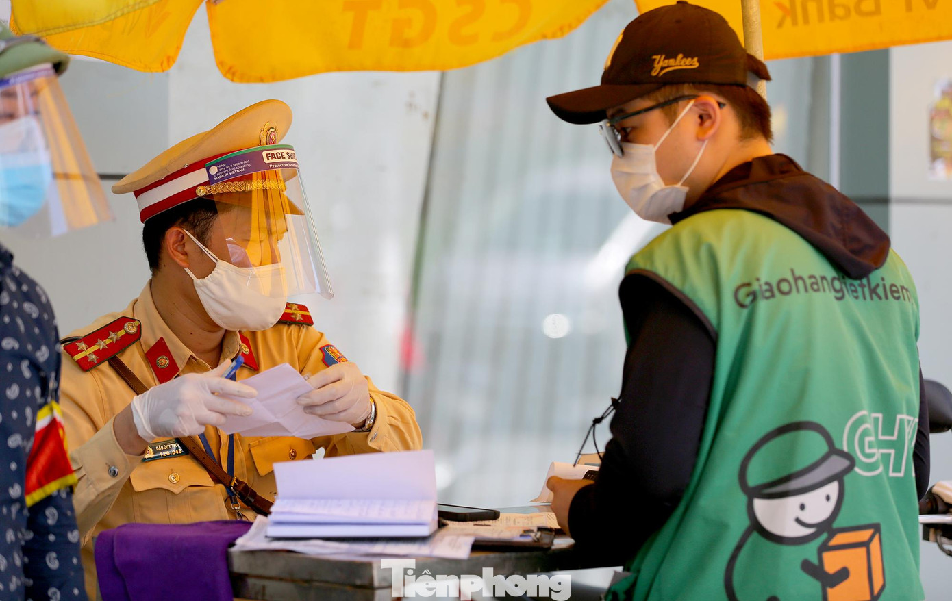 Trường hợp lái xe giao hàng này không xuất trình được giấy tờ đi đường hợp lệ đã bị lập biên bản xử lý.