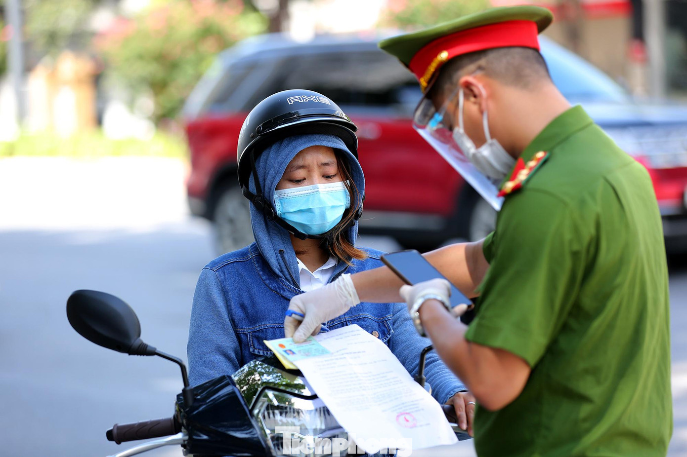 Tổ công tác cũng kiểm soát nghiêm việc sử dụng giấy đi đường của cơ quan, doanh nghiệp cấp xem có đúng đối tượng, đối tượng ra đường có đúng mục đích không để từ đó kịp thời xử lý nghiêm và kiến nghị cấp có thẩm quyền xử lý đơn vị cấp giấy, tránh tình trạng lợi dụng việc cấp giấy ra đường không rõ lý do.