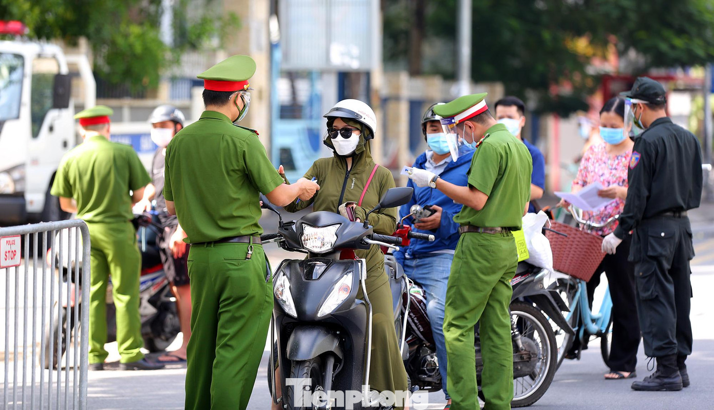 Tổ công tác kiểm tra xử lý những người và phương tiện ra đường không có lý do chính đáng, vi phạm quy định về phòng, chống COVID-19 trong thời điểm giãn cách xã hội.