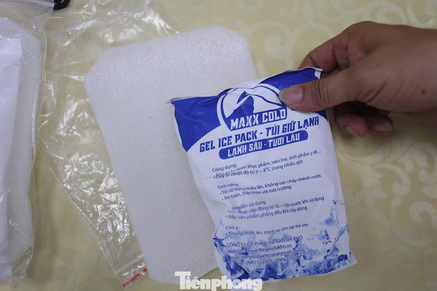 Điểm nhấn của áo chống sốc nhiệt này là các túi đá khô có trọng lượng 500g được bọc bởi một lớp xốp cách nhiệt có độ dày 1cm để tránh đá lạnh tiếp xúc trực tiếp lên da người và được đặt trong túi zip để chống nước, đem lại hiệu quả làm mát nhanh. Điểm nhấn của áo chống sốc nhiệt này là các túi đá khô có trọng lượng 500g được bọc bởi một lớp xốp cách nhiệt có độ dày 1cm để tránh đá lạnh tiếp xúc trực tiếp lên da người và được đặt trong túi zip để chống nước, đem lại hiệu quả làm mát nhanh.