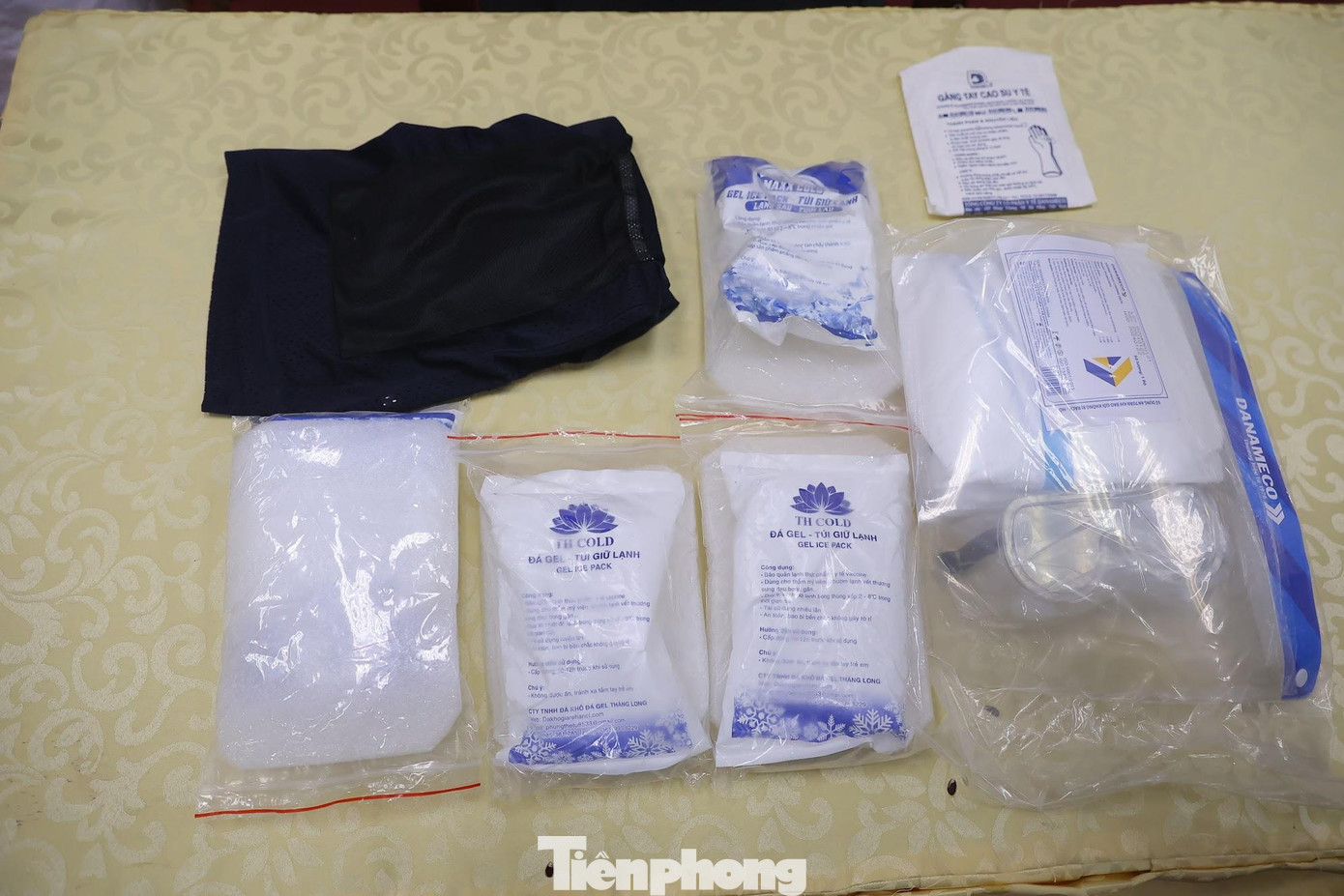 1 bộ áo chống sốc nhiệt hoàn thiện với nguyên liệu được làm bằng vải coton lưới giúp cho quá trình khuếch tán nhiệt giữa cơ thể với không khí bên trong khung áo được dễ dàng hơn, 4 túi bo chun đằng trước và đằng sau, mỗi túi cho thêm 1 miếng xốp cách nhiệt độ dày 1cm và 1 túi đá khô 500mg. 1 bộ áo chống sốc nhiệt hoàn thiện với nguyên liệu được làm bằng vải coton lưới giúp cho quá trình khuếch tán nhiệt giữa cơ thể với không khí bên trong khung áo được dễ dàng hơn, 4 túi bo chun đằng trước và đằng sau, mỗi túi cho thêm 1 miếng xốp cách nhiệt độ dày 1cm và 1 túi đá khô 500mg.