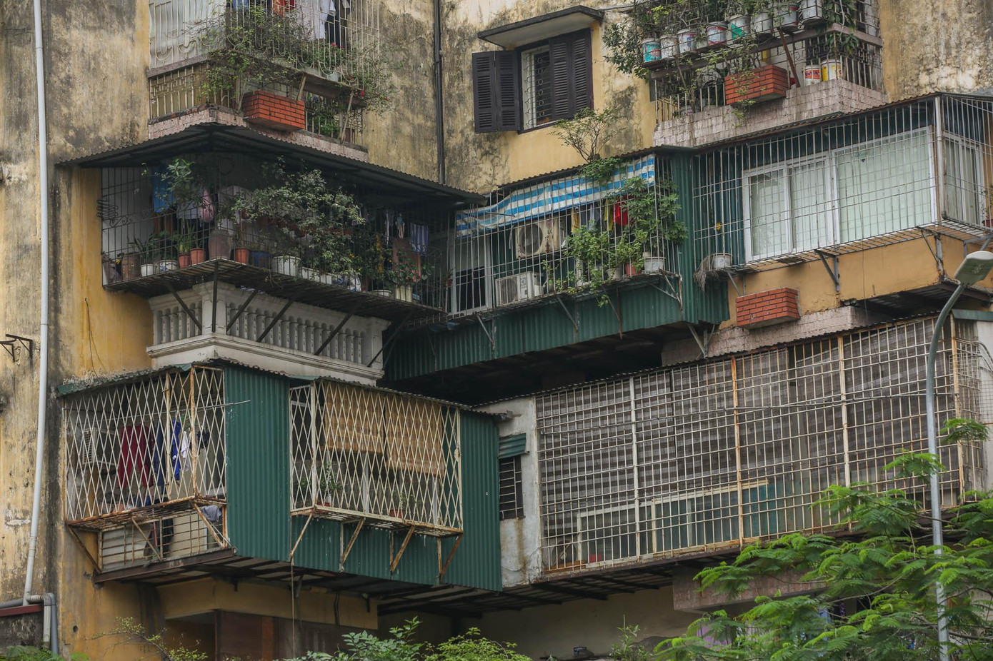 Hình ảnh những 'chuồng cọp' như này xuất hiện rất nhiểu ở các khu chung cư cũ của Hà Nội.