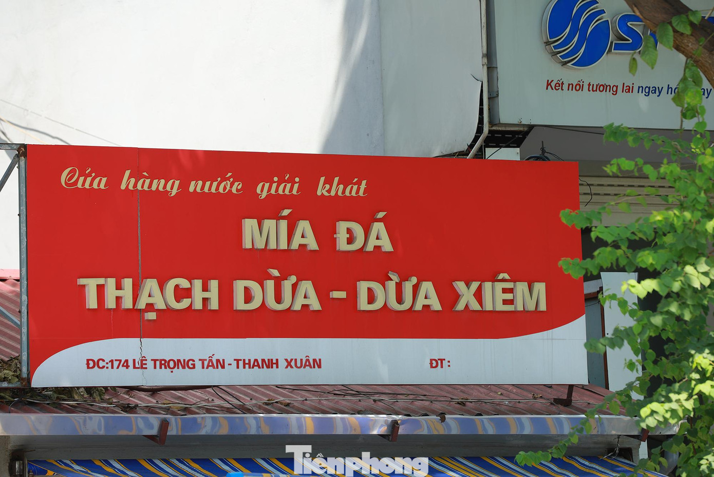 Một số cửa hàng thậm chí đặt hẳn biển quảng cáo lên trên nóc để thu hút khách hàng từ xa.