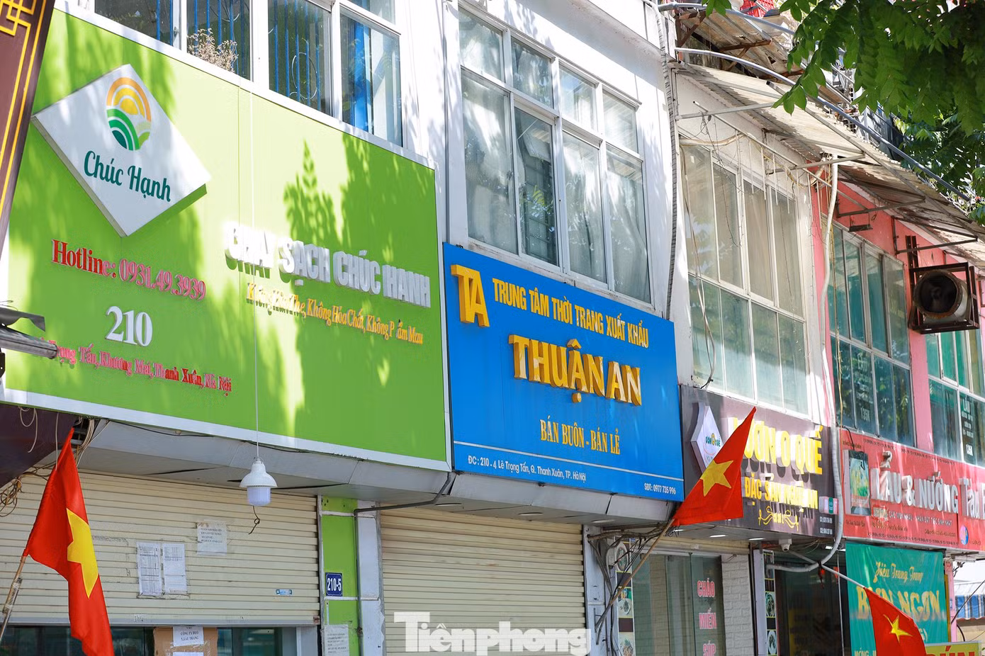 Những tấm biển hiệu mới được các chủ cửa hàng thay thế nhằm thu hút khách hàng. Những tấm biển hiệu mới được các chủ cửa hàng thay thế nhằm thu hút khách hàng.