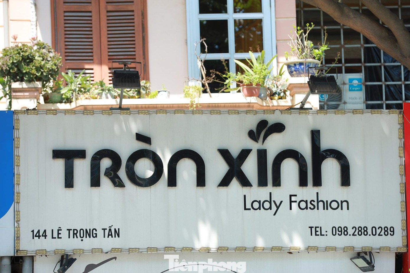 Nhiều biển hiệu mang thương hiệu cá nhân đang được thay thế trên tuyến phố.