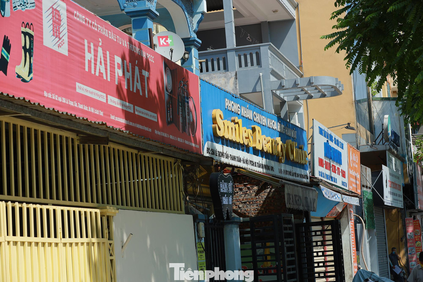 Theo nhiều chủ cửa hàng tại đây, biển hiệu đồng bộ hai màu xanh, đỏ với kiểu cách, phông chữ na ná nhau khiến khách hàng khó tìm ra cửa hàng. Khách hàng cũng không ấn tượng để quay lại với cửa hàng khi có nhu cầu.