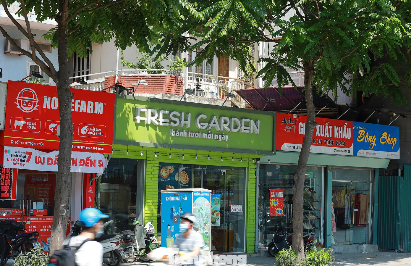 Còn rất ít biển hiệu cũ được giữ nguyên.