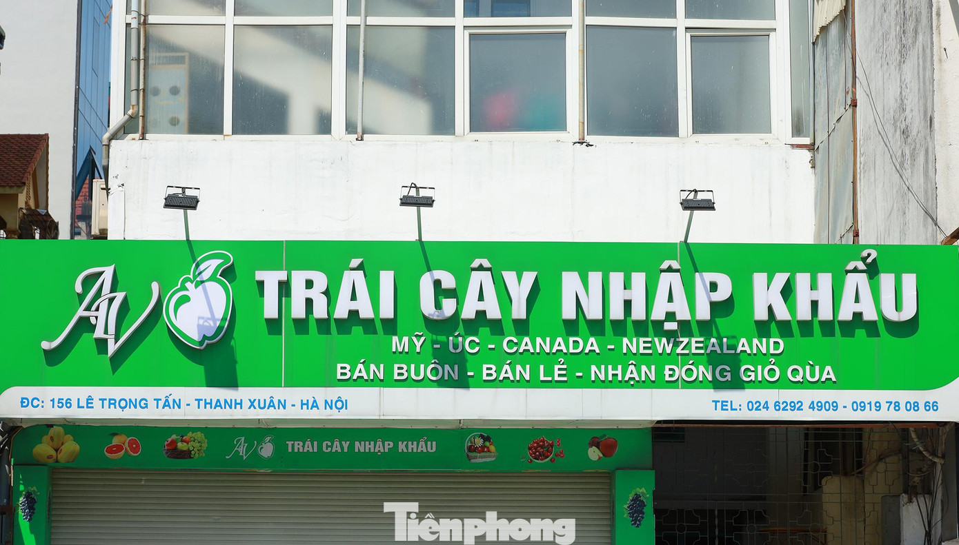 Theo thiết kế ban đầu, toàn bộ biển quảng cáo có tông màu xanh và đỏ, nhưng đến nay nhiều biển quảng cáo đã được thay mới hoàn toàn.