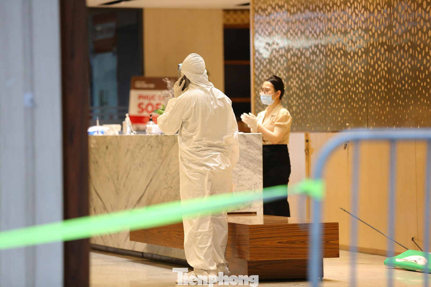 Lực lượng chức năng của quận cũng đang tích cực điều tra truy vết các trường hợp F1, F2, F3. Tiếp tục thực hiện cách ly và các biện pháp phòng dịch theo đúng hướng dẫn phòng, chống dịch của Bộ Y tế.