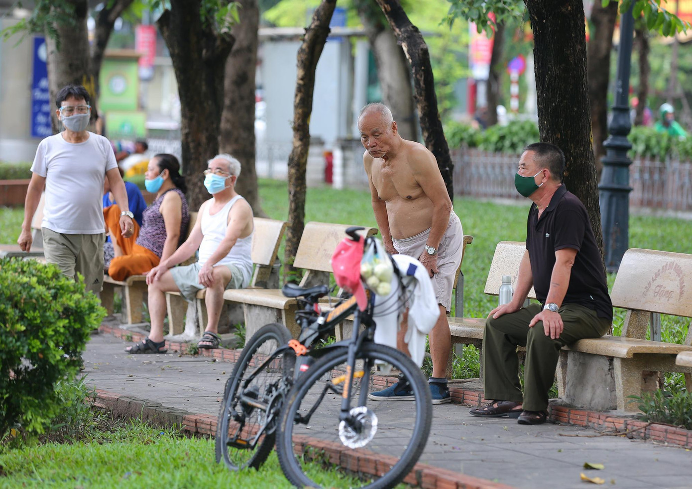 Ghi nhận lúc 6h30 tại hồ Ngọc Khánh, người dân đổ ra hồ tập luyện thể dục với tâm trạng hồ hởi, phấn khởi sau nhiều ngày phải tạm ngưng.