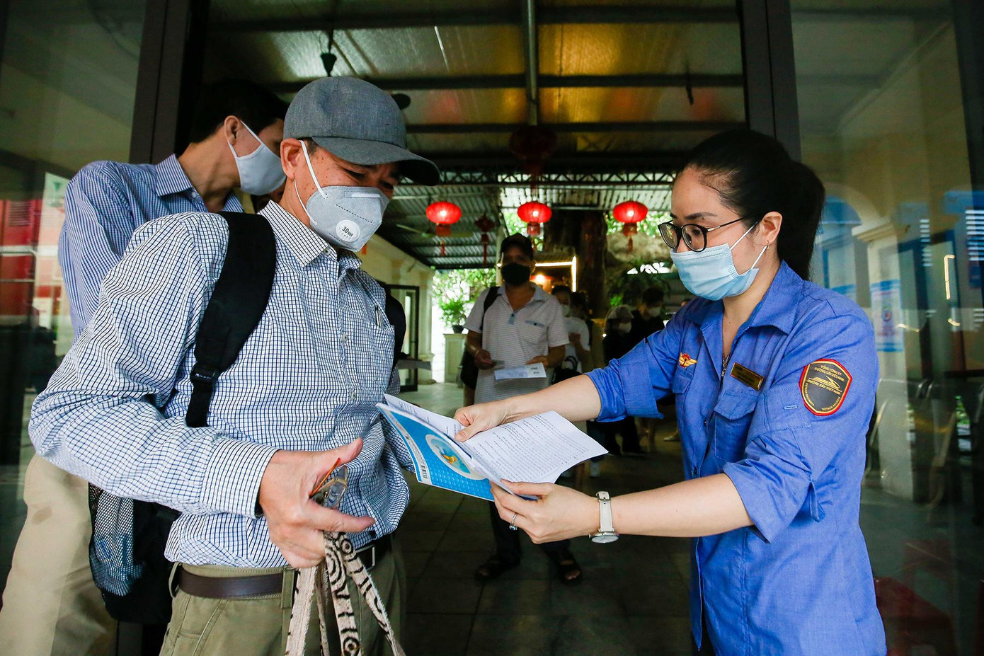 Nhân viên kiểm tra giấy tờ của hành khách trước khi lên tầu.