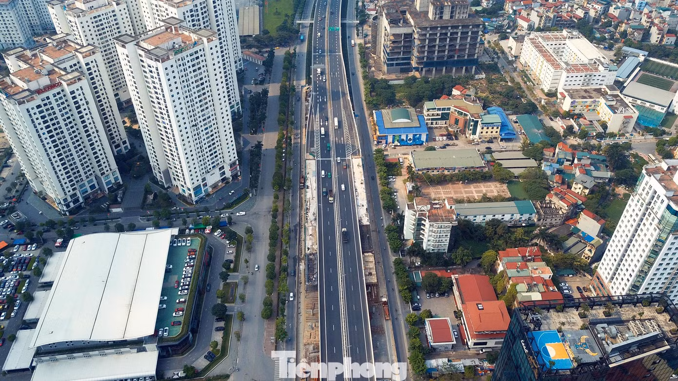 Trên đường Vành đai 3 trên cao, đoạn từ Mai Dịch đến đầu cầu Thăng Long sẽ cấm toàn bộ các phương tiện lưu thông theo cả hai hướng (đoạn từ Mai Dịch đến cầu Thăng Long và ngược lại). Các phương tiện lưu thông trên đoạn này được điều hướng, lưu thông tại đường Phạm Văn Đồng dưới thấp. Trên đường Vành đai 3 trên cao, đoạn từ Mai Dịch đến đầu cầu Thăng Long sẽ cấm toàn bộ các phương tiện lưu thông theo cả hai hướng (đoạn từ Mai Dịch đến cầu Thăng Long và ngược lại). Các phương tiện lưu thông trên đoạn này được điều hướng, lưu thông tại đường Phạm Văn Đồng dưới thấp.