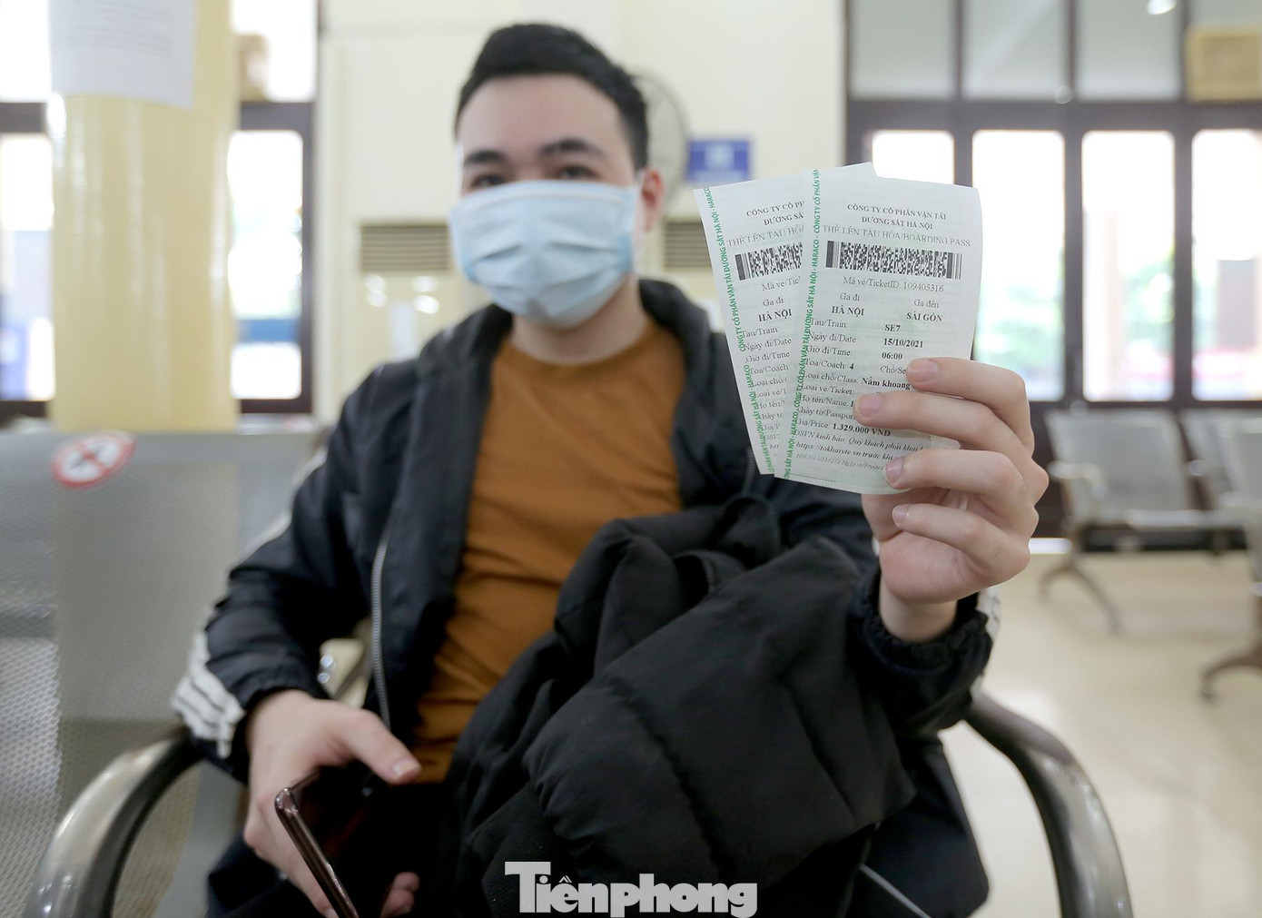 Hành khách vui mừng với tấm vé trên tay trong ngày đầu tiên nhà ga mở bán vé trở lại.