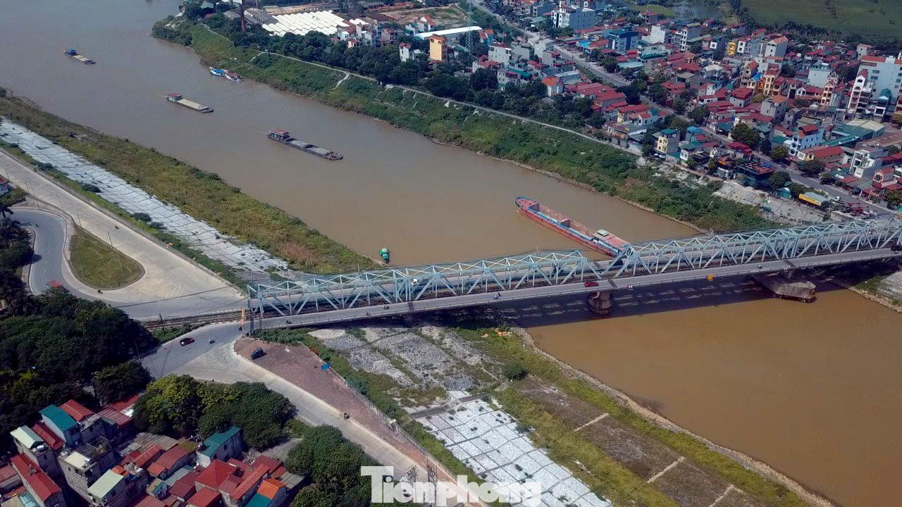 Cầu Đuống được xây dựng từ năm 1902. Đây là cây cầu huyết mạch nối quận Long Biên với huyện Gia Lâm (Hà Nội).