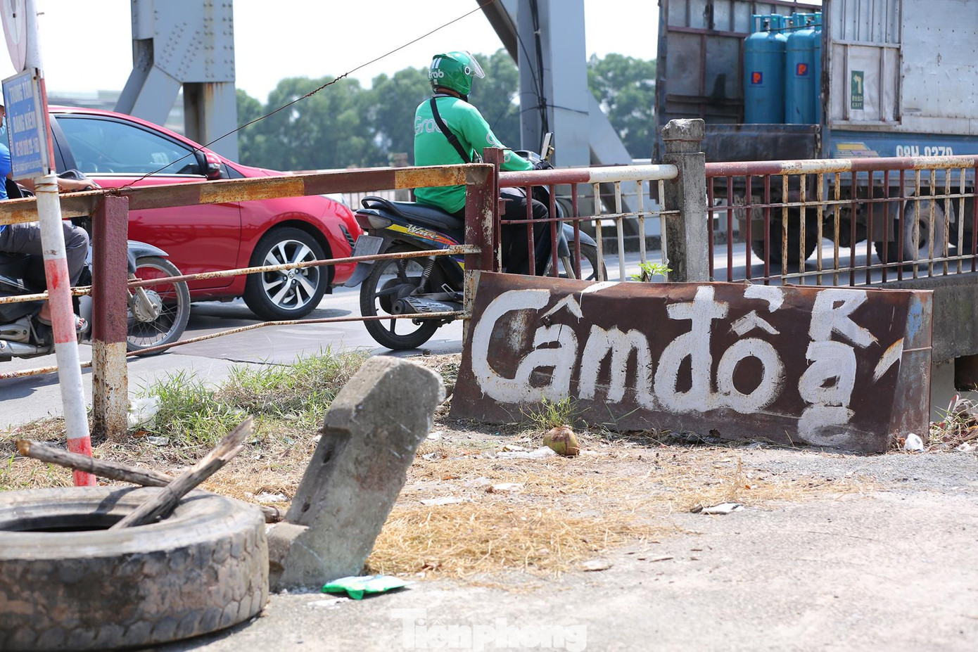 Xung quanh lối lên cầu biến thành điểm tập kết phế liệu dù đã có biển cấm.