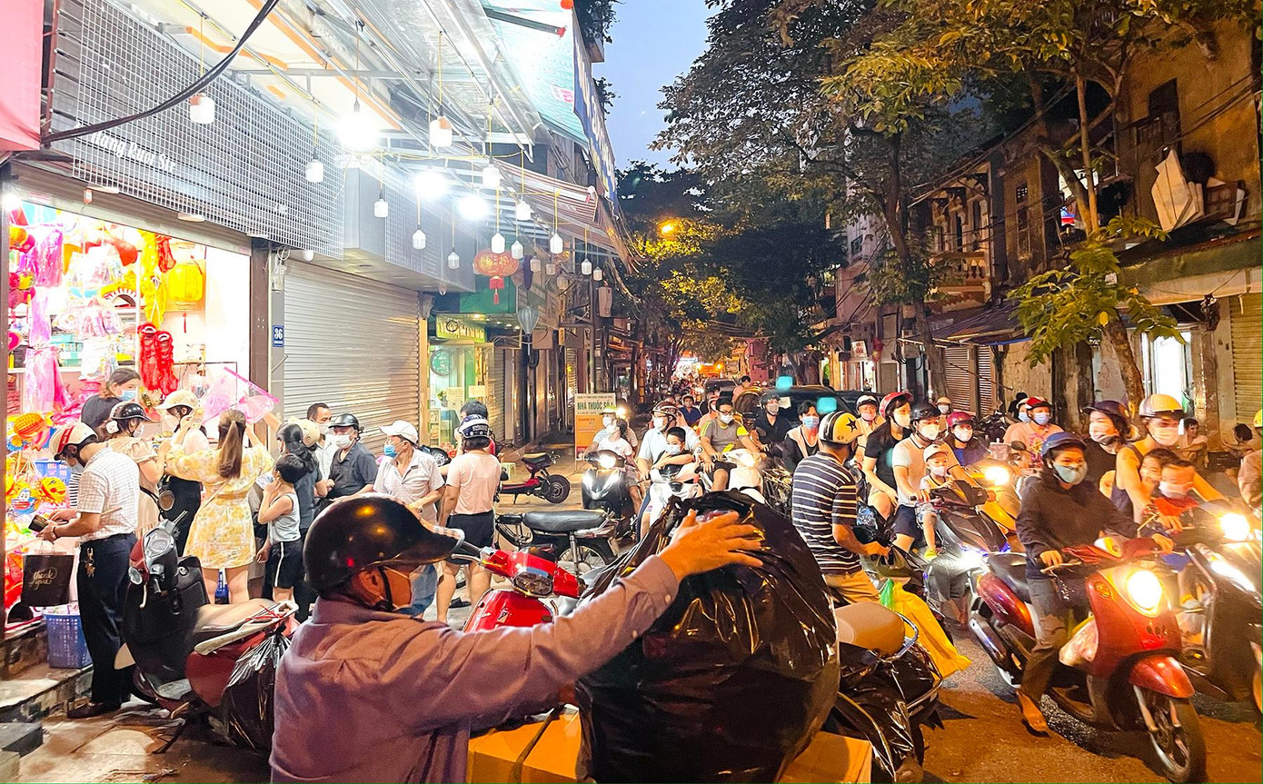 Là con đường nằm trong khu phố cổ của người Hà Nội, phố Hàng Mã vẫn là địa điểm nổi tiếng với các sản phẩm thủ công truyền thống, đồ chơi Tết Trung thu. Là con đường nằm trong khu phố cổ của người Hà Nội, phố Hàng Mã vẫn là địa điểm nổi tiếng với các sản phẩm thủ công truyền thống, đồ chơi Tết Trung thu.