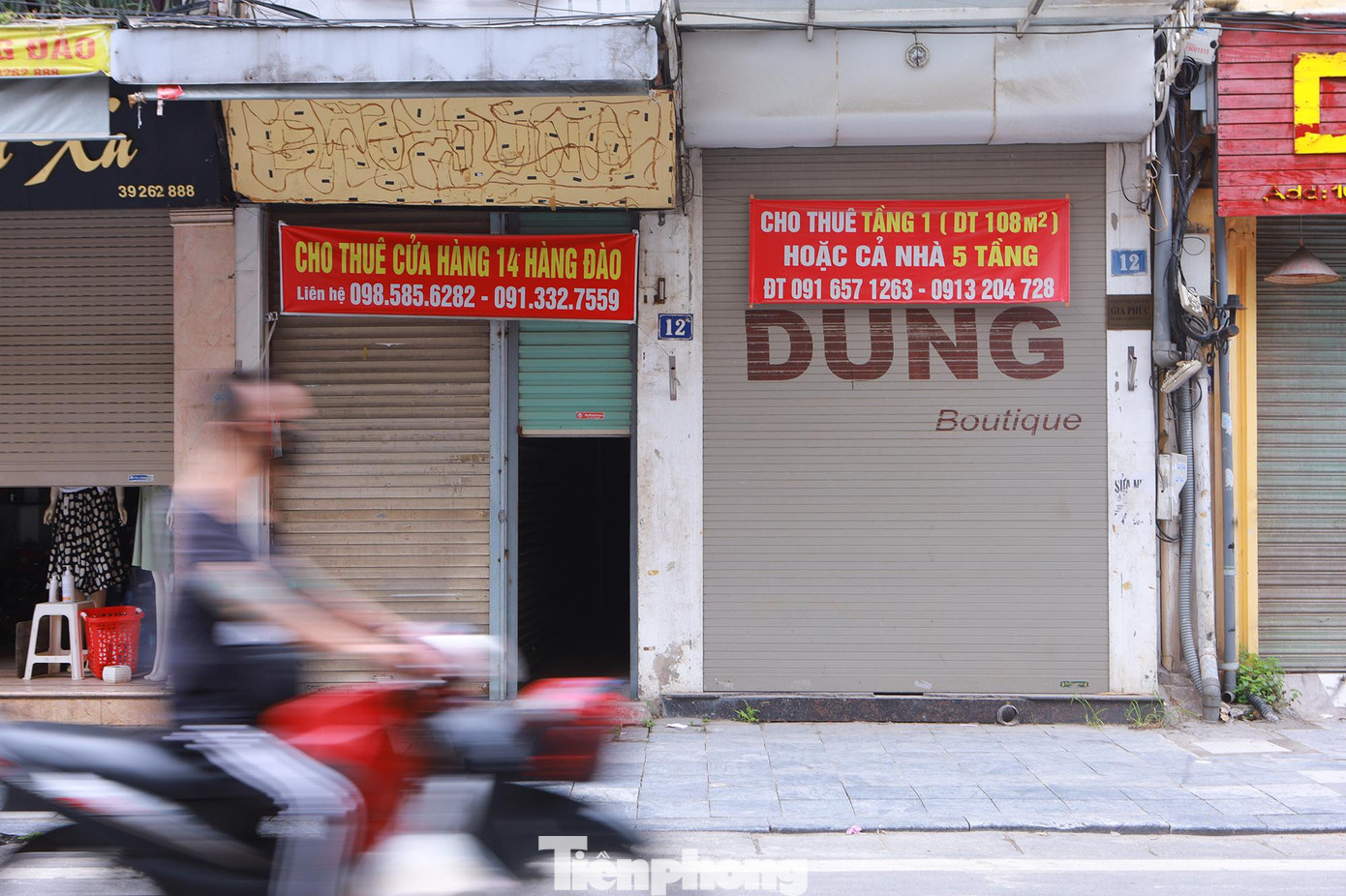 Phố Hàng Đào nằm ở trung tâm phố cổ là nơi buôn bán nhộn nhịp sầm uất nhưng nay cũng ế ẩm phải đóng cửa hàng loạt.