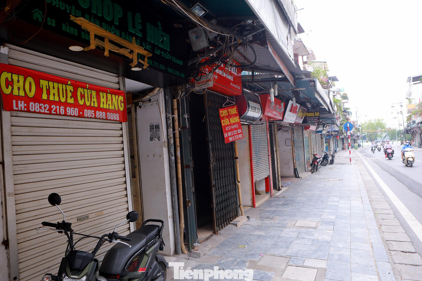 Đi dọc các tuyến phố cổ, không khó để bắt gặp những tấm biển cho thuê cửa hàng, cho thuê nhà nguyên căn, bán nhà.... Các phố Hàng Đào, Hàng Bông, Đinh Tiên Hoàng... khóa cửa, treo biển giảm giá sâu.