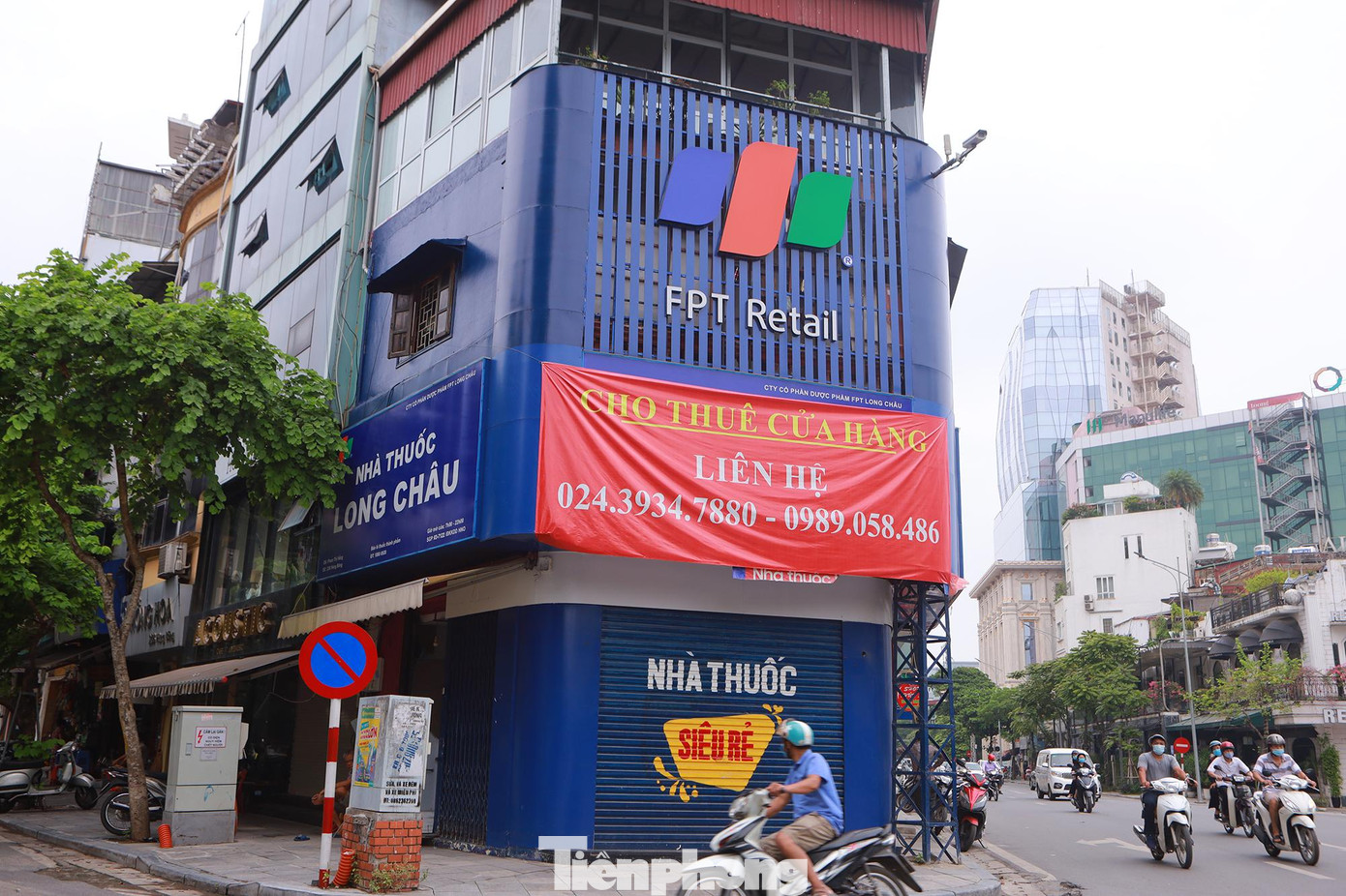 Có vị trí đắc địa để kinh doanh ngay ngã tư Hàng Bông - Nguyễn Thái Học nhưng căn nhà 2 mặt tiền này cũng đóng cửa, treo biển tìm khách thuê.