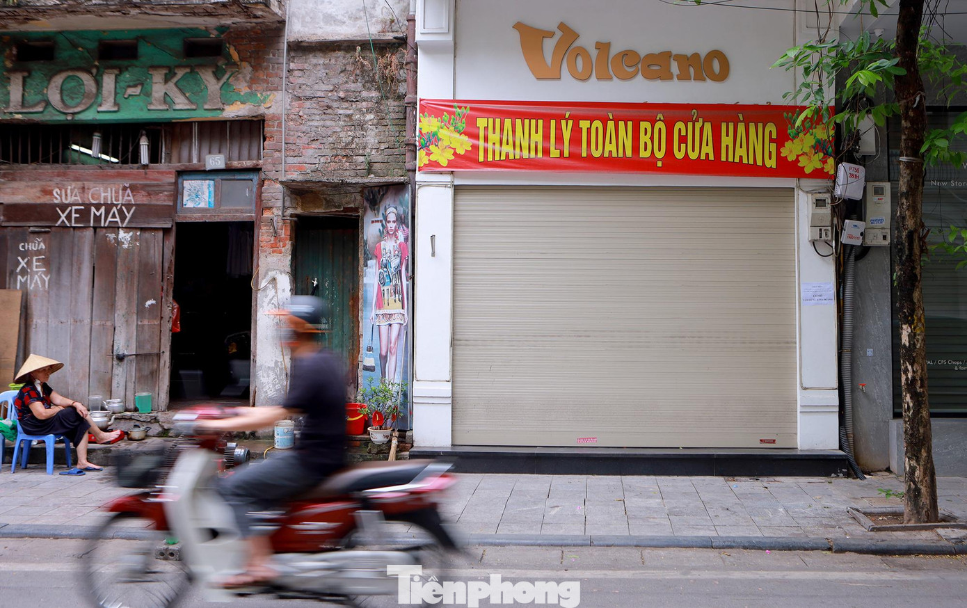 Các biển thanh lý toàn bộ cửa hàng cũng xuất hiện trên rất nhiều trục đường phố cổ.