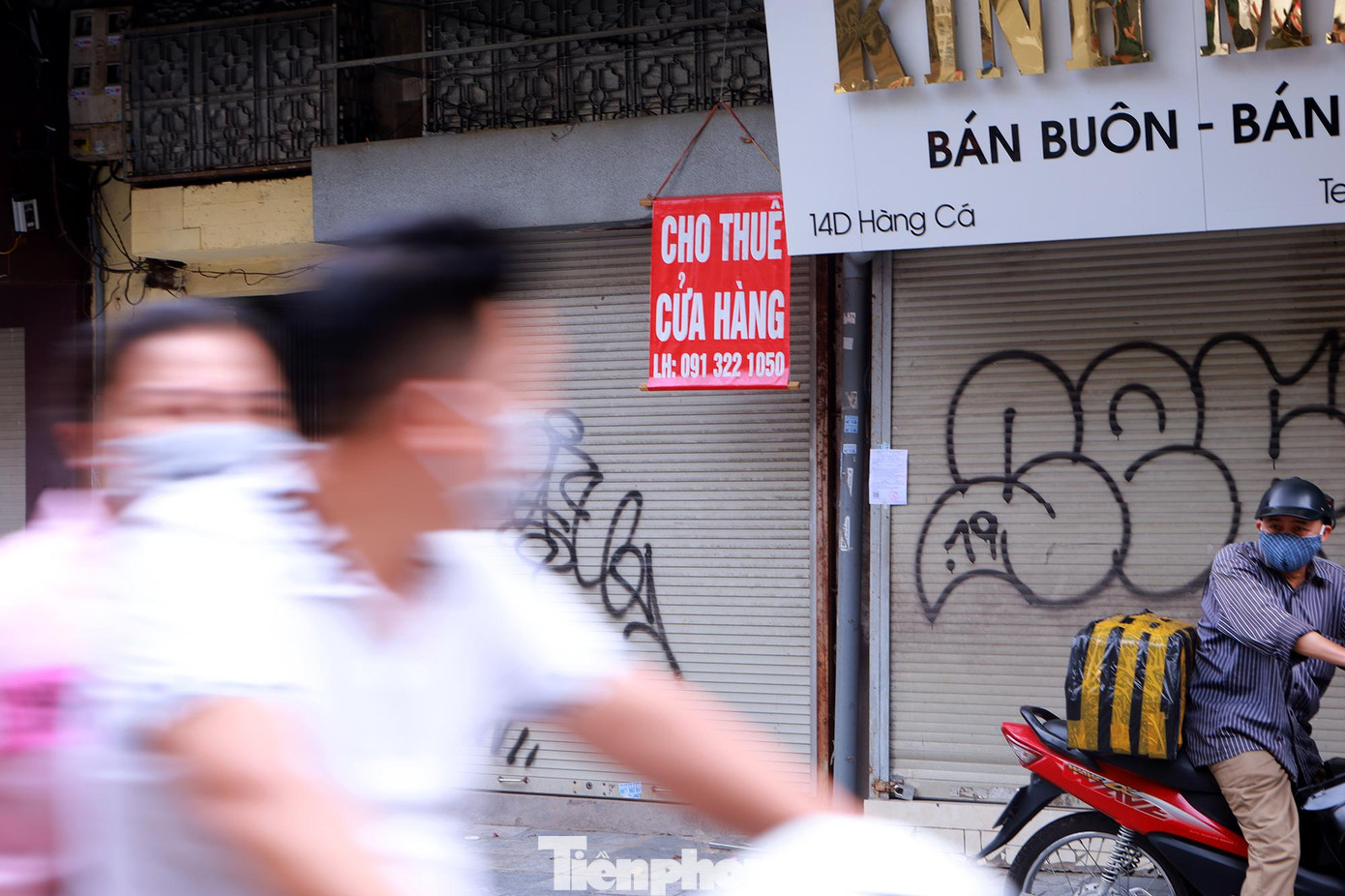 Cửa hàng trên phố Hàng Cá đã đăng tin cho thuê lên cả các trang mạng xã hội tuy nhiên do ảnh hưởng của dịch COVID-19, giá mặt bằng dù đã giảm khá nhiều nhưng người thuê vẫn chưa dám mạo hiểm đầu tư trong giai đoạn này.