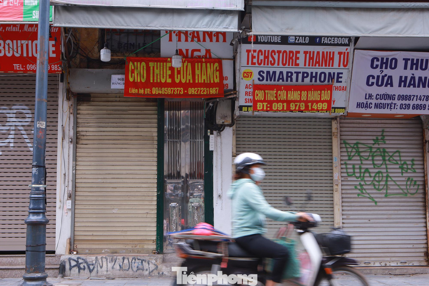 Những căn nhà liền kề nhau đồng loạt treo biển cho thuê đã lâu nhưng cũng chưa có người quan tâm.