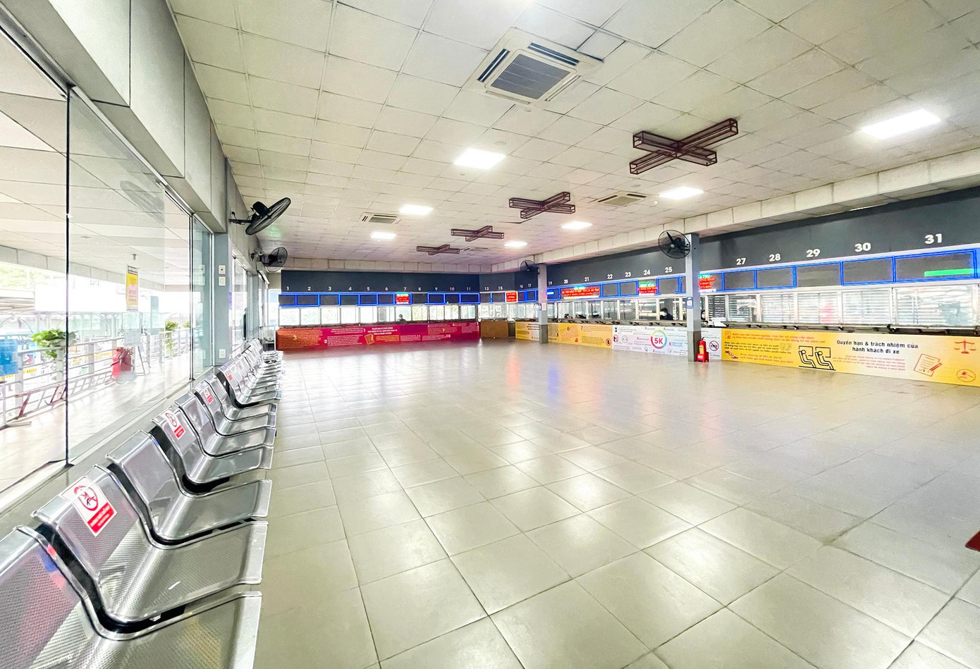 Các quầy bán vé đều vắng khách.