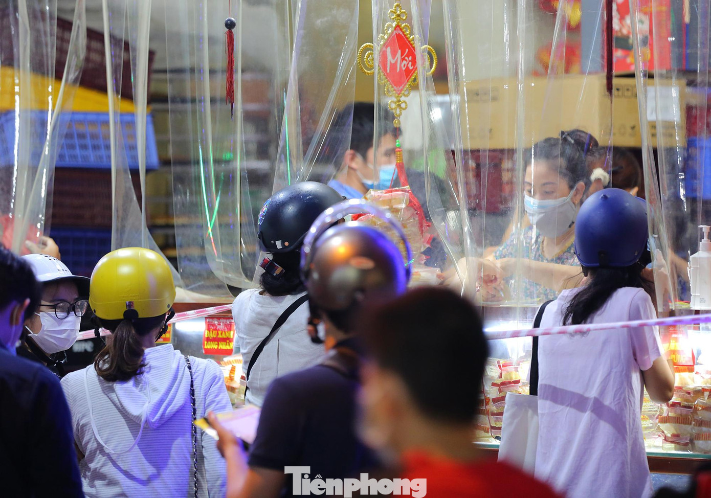 Năm nay nhu cầu mua bánh Trung thu sụt giảm khá nhiều so với mọi năm nên cửa hàng tại đây chỉ tập trung làm những loại bánh nhân truyền thống dễ tiêu thụ. Năm nay nhu cầu mua bánh Trung thu sụt giảm khá nhiều so với mọi năm nên cửa hàng tại đây chỉ tập trung làm những loại bánh nhân truyền thống dễ tiêu thụ.