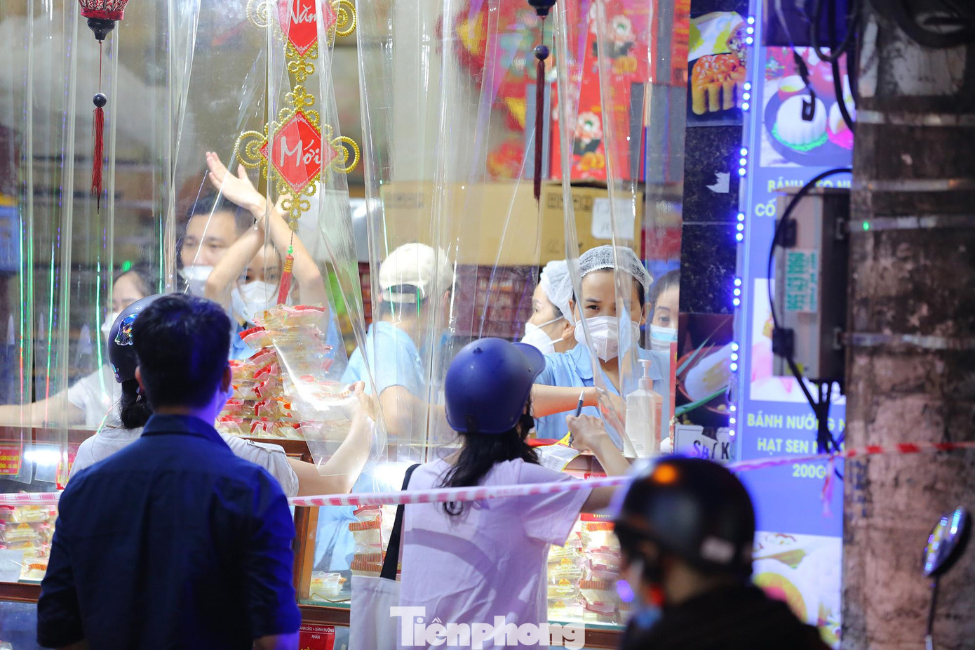 Người bán liên tục ra tín hiệu giúp khách hàng biết loại bánh nào còn - hết, để tránh giao tiếp nhiều. Người bán liên tục ra tín hiệu giúp khách hàng biết loại bánh nào còn - hết, để tránh giao tiếp nhiều.