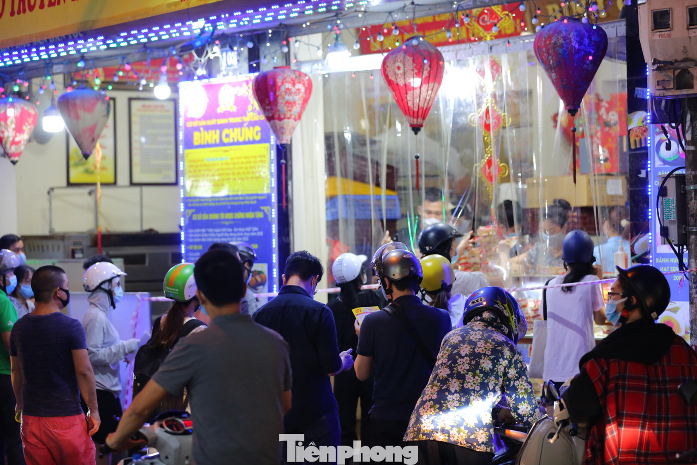 Càng về tối, lượng khách đổ về mua bánh tại làng nghề Xuân Đỉnh càng đông. Càng về tối, lượng khách đổ về mua bánh tại làng nghề Xuân Đỉnh càng đông.