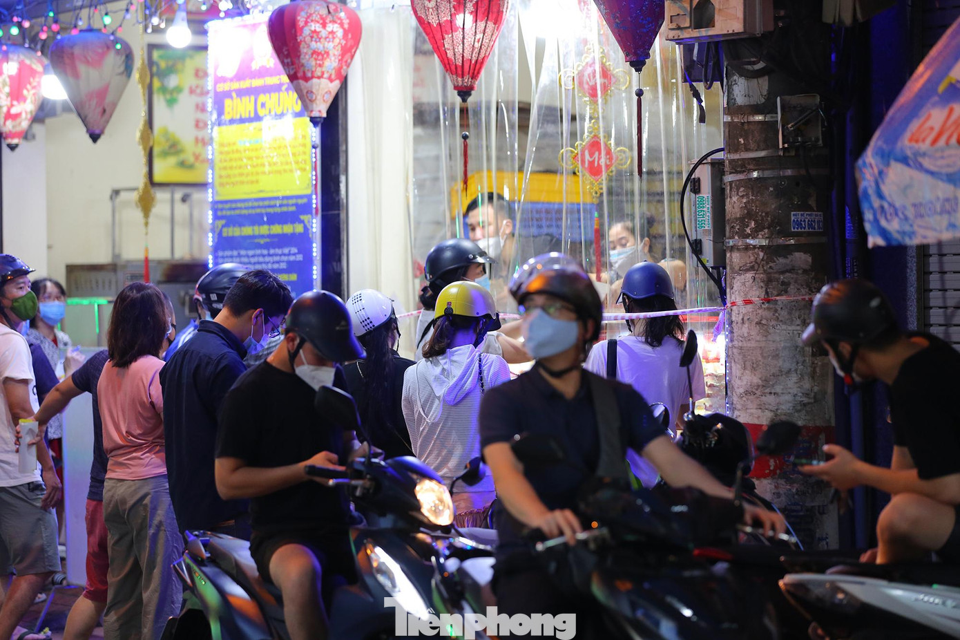 Khánh đến mua đứng san sát, không đảm bảo khoảng cách an toàn phòng, chống dịch COVID-19. Khánh đến mua đứng san sát, không đảm bảo khoảng cách an toàn phòng, chống dịch COVID-19.